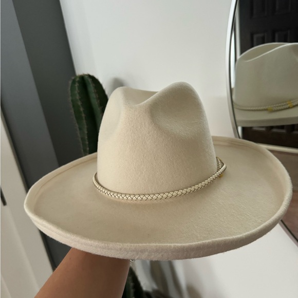 Cara Loren lack of color hat - Picture 3 of 4